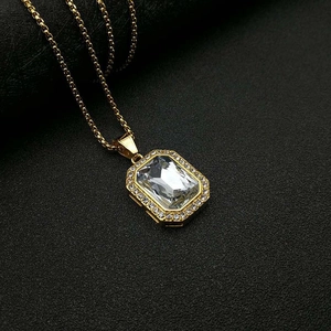 Primer plano del colgante rectangular con gema y microdiamantes sobre cuero negro