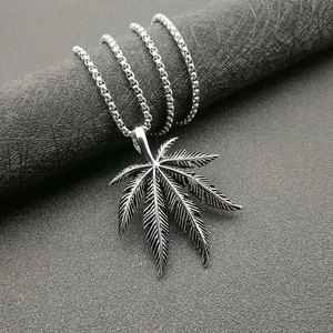 Poliertes Edelstahl-Halskette mit Jamaika-Ahornblatt-Anhänger und klassischer Box-Kette