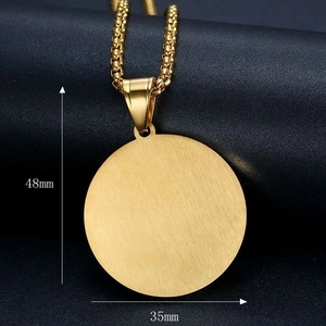 Collier avec pendentif mains en prière en acier titane doré et zircon de 35 mm