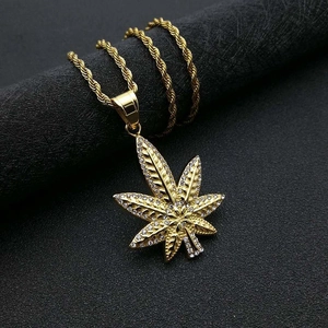 Collier hip hop plaqué or avec pendentif feuille de cannabis et strass scintillants