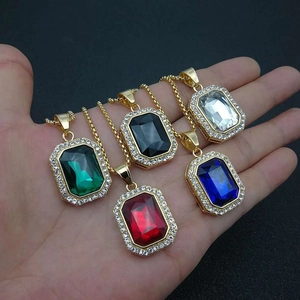 Set de cinco collares hip hop con gemas rectangulares de colores y chapado en oro