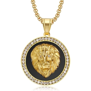 Gros plan détaillé d'un pendentif tête de lion plaqué or avec micro-zirconium pour homme