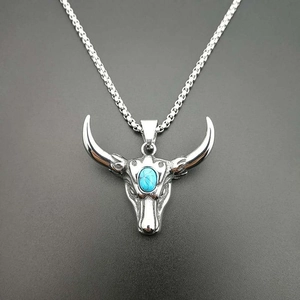 Collier punk vintage en acier titane avec pendentif tête de taureau et turquoise