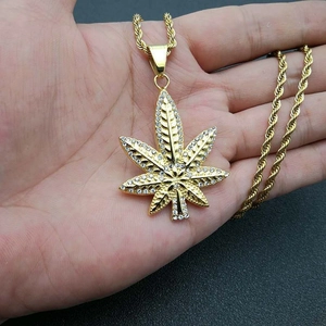 Collier hip hop plaqué or avec pendentif feuille d'érable serti de zircons brillants