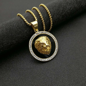 Vue détaillée d'un pendentif tête de lion doré avec pavage micro-zirconiums et émail noir