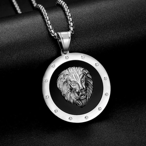 Collar con colgante de cabeza de león 3D en plata y negro, adornado con circonitas brillantes
