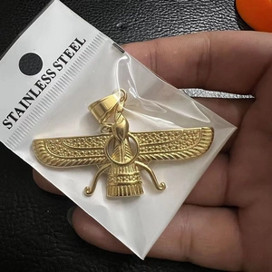 Poliertes Faravahar-Symbol aus vergoldetem Edelstahl auf schwarzem Lederhintergrund