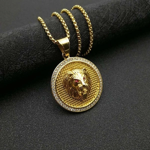 Pendente medaglione testa di leone hip hop in acciaio placcato oro con cristalli bianchi