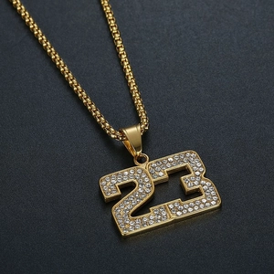 Collier hiphop en acier titane plaqué or avec pendentif basket numéro 23 givré
