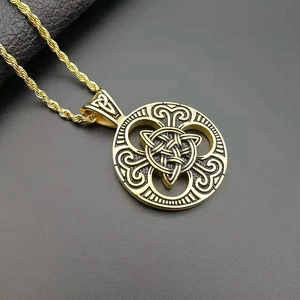 Collana con ciondolo nodo celtico Triquetra vichingo nordico in acciaio dorato