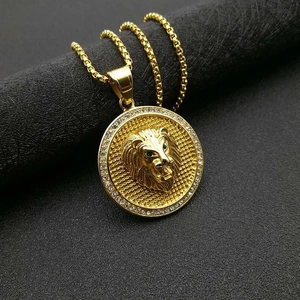 Collana con medaglione testa di leone dorata e cristalli scintillanti in acciaio inossidabile