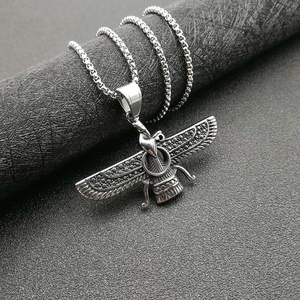 Zoroastrische Faravahar Anhänger Halskette aus poliertem Edelstahl mit einer Kugelkette
