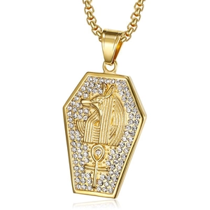 Collana con ciondolo a bara Anubis in acciaio dorato con strass bianchi brillanti