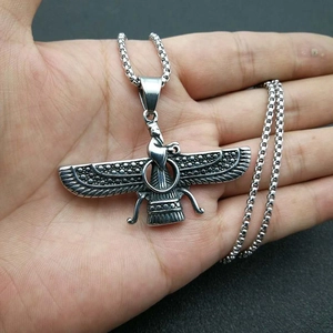 Halskette mit Faravahar-Anhänger aus poliertem Silber-Edelstahl im antiken Stil