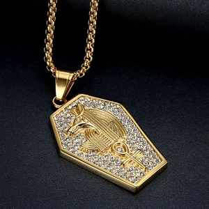 Collana hip hop placcata oro con ciondolo Anubis e Ankh decorato con strass brillanti