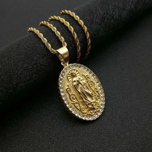 Collier Pendentif Vierge Marie Ovale en Acier Inoxydable Plaqué Or Strass Chaîne Torsadée Bijoux Hip Hop Unisexe