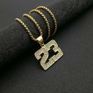 Vue macro du collier hip-hop plaqué or avec pendentif numéro 23 serti de zircons brillants