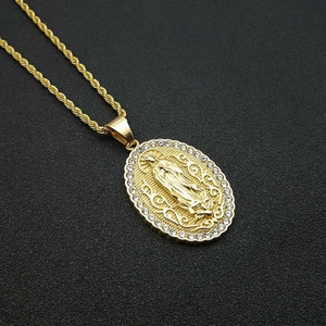 Collier médaille Vierge Marie plaqué or avec cristaux blancs et chaîne corde sur fond noir