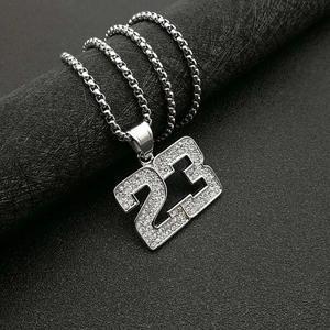 Gros plan du pendentif numéro 23 avec zircons argentés et chaîne maille vénitienne