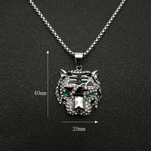 Détail du pendentif tête de tigre serti de cristaux avec dimensions de 40mm de hauteur
