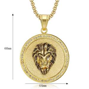 Dettaglio del ciondolo testa di leone oro 60mm con alone di cristalli e catena a maglie