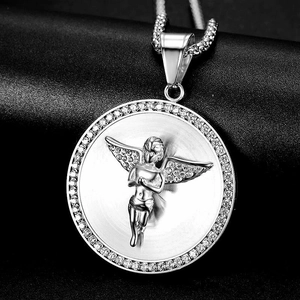 Pendentif ange en argent serti de zircones avec chaîne torsadée style hip hop