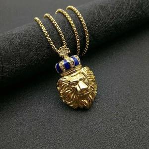 Collana hip hop placcata oro con ciondolo testa di leone, corona blu e catenina