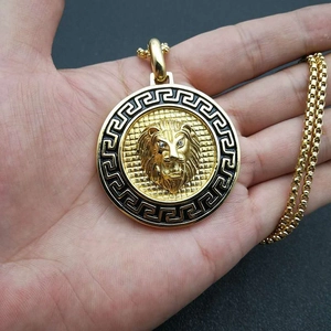 Halskette mit goldener Löwenkopf-Anhänger, griechischem Muster und robuster Box-Kette