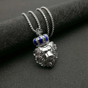 Ciondolo testa di leone hip hop con corona blu e croce su catena veneziana