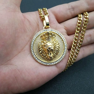Κολιέ με χρυσό κεφάλι λιονταριού hip hop με στέμμα και διαμάντια σε κουβανέζικη αλυσίδα