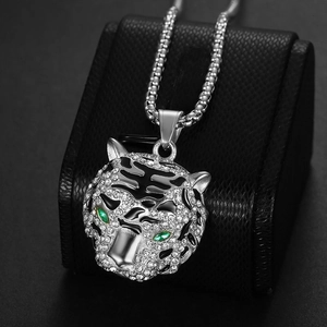 Collier avec pendentif tête de tigre hip hop argenté avec strass brillants et yeux verts