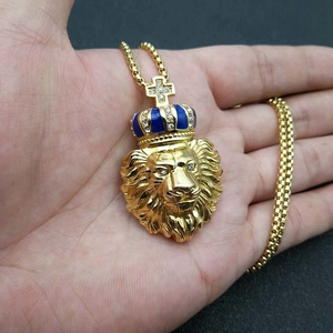 Collana hip hop testa di leone placcata oro con corona in smalto blu e cristalli lucenti