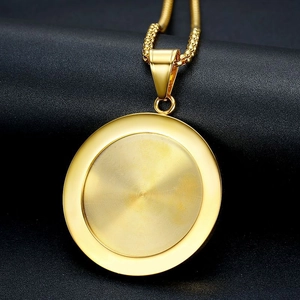 Collana con ciondolo testa di leone placcata oro stile hip hop con texture lucida