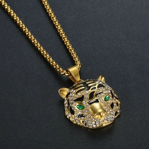 Pendentif tête de tigre plaqué or avec zircons blancs et yeux verts brillants