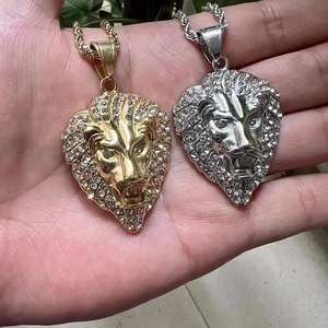 Hip-Hop Löwenkopf-Anhänger in Gold und Silber mit Strasssteinen auf der Handfläche