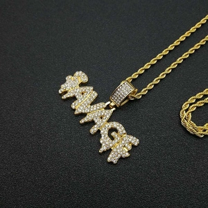 Collana hip-hop placcata oro con ciondolo SAVAGE e strass scintillanti su corda
