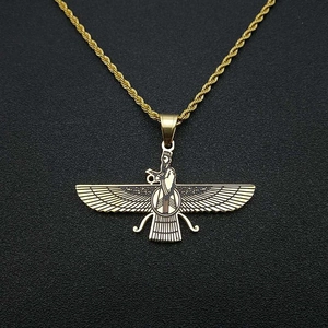 Collier avec pendentif Faravahar doré en acier inoxydable et chaîne de corde classique