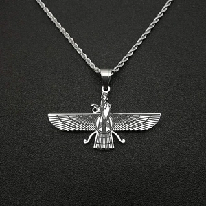 Pendentif Faravahar perse argenté avec chaîne en acier inoxydable sur fond noir mat