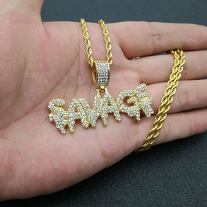 Collana hip hop con catena a fune e ciondolo SAVAGE placcato oro con strass scintillanti