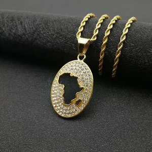 Hiphop halsketting met 18k vergulde Afrika hanger en kristallen op zwart