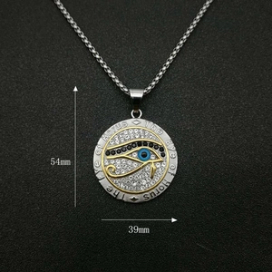 Collier oeil d'Horus hip hop plaqué or et argent avec strass, dimensions 54x39mm