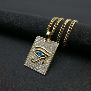 Collier hip hop plaqué or avec pendentif Œil d'Horus serti sur une chaîne cubaine