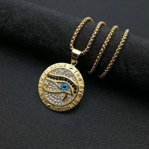 Collier hip hop plaqué or avec pendentif Œil d'Horus et cristaux blancs et bleus