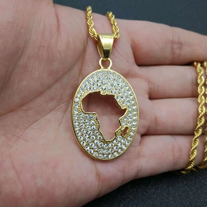 Detailopname van een vergulde Afrikaanse kaart hanger met kristallen en touwketting