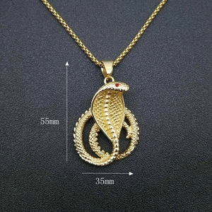 Collier avec pendentif cobra hip hop plaqué or avec yeux rouges et cristaux brillants
