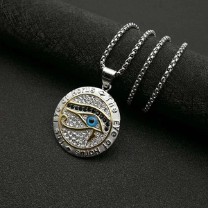 Collier pendentif Oeil d'Horus hip hop en argent et or avec strass et oeil bleu central