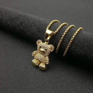 Collar hip-hop con colgante de oso chapado en oro y cristales de circonita brillantes