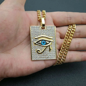 Collier pendentif rectangle Œil d'Horus plaqué or hip hop avec zircons étincelants