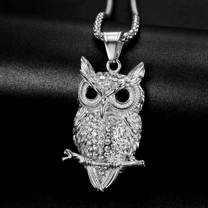 Hip hop zilveren uil hanger ketting met witte strassteentjes op zwart lederen achtergrond