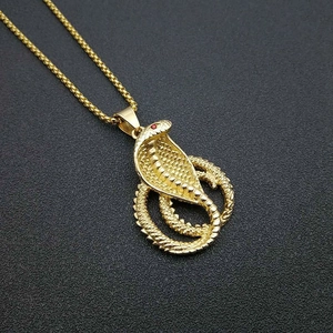 Collier hip hop avec pendentif cobra en acier inoxydable doré et yeux en zircon rouge